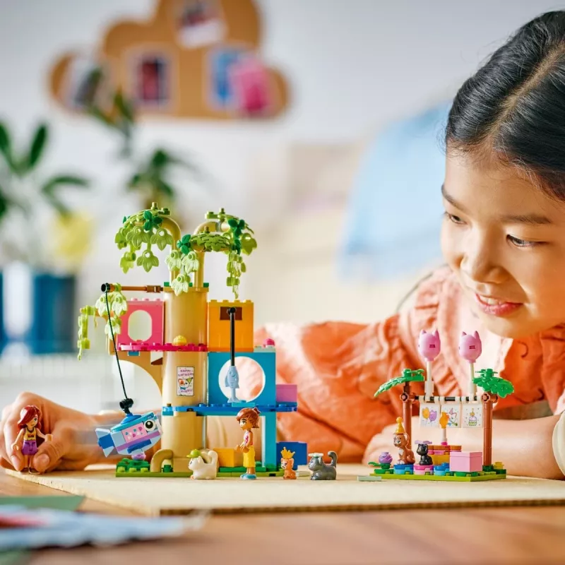Juguete de construcción LEGO Friends 42666 set de juego casa del árbol fiesta de cumpleaños de gatos, 321 piezas, 6+ años, 180×160×100 mm