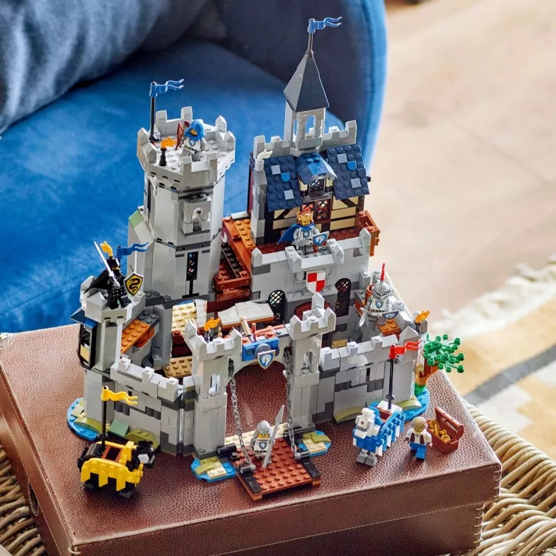 Juguete de construcción LEGO Creator 3 en 1 Castillo medieval de caballeros set 31168 — 1371 piezas, 6 minifiguras, a partir de 9 años