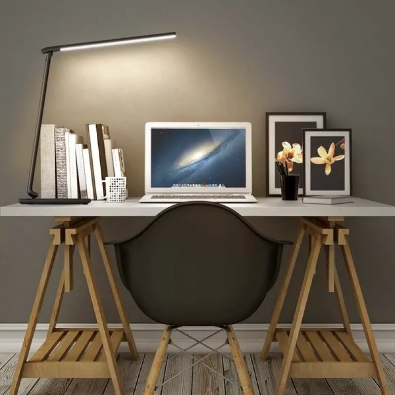 Lámpara de escritorio LED Aukey LT-T10 12W 3000–6500K — temperatura de color ajustable, negra