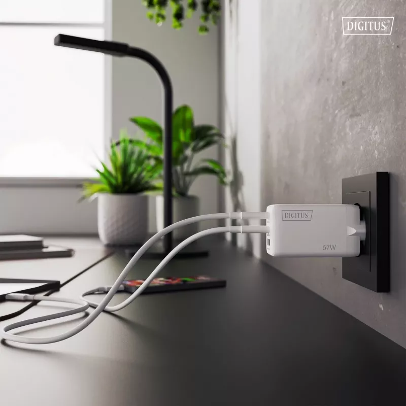 Cargador de pared DIGITUS DA-10303 67W GaN, 2× USB-C + 1× USB-A, 100–240V, blanco