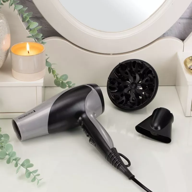 Secador de pelo Remington D3190S — 2200 W, iónico, 3 niveles de calor, 2 velocidades, aire frío, difusor y concentrador (plateado/negro)