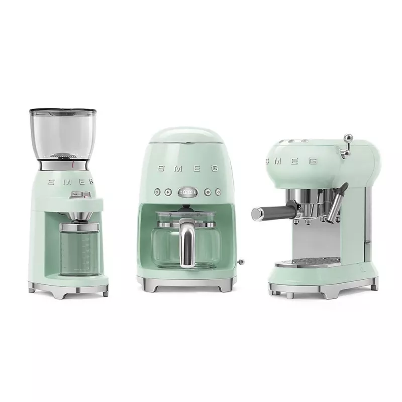 Cafetera SMEG verde pastel DCF02PGEU