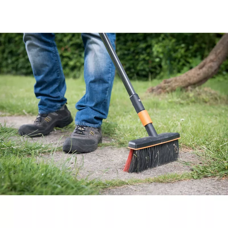 Escoba Fiskars 1001417 negra naranja