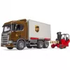 Camión logístico Scania Super 560R UPS con carretilla elevadora