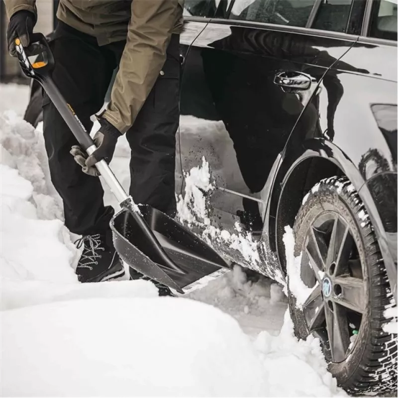 Pala para nieve con mango telescópico Fiskars X-SERIES
