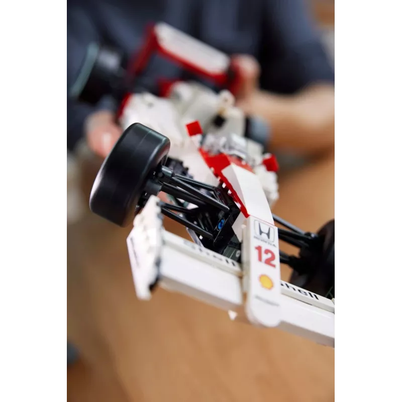 Set LEGO McLaren MP4/4 Ayrton Senna 10330 — modelo LEGO ICONS a escala