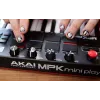 Akai MPK Mini Play MK3 teclado controlador MIDI con controlador de pads, USB, negro/rojo