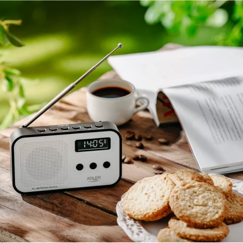 Adler AD 1907 radio digital PLL, AM/FM, 40 presintonías, alarma con repetición, USB-C, batería recargable integrada, conector de 3,5 mm, blanco/negro