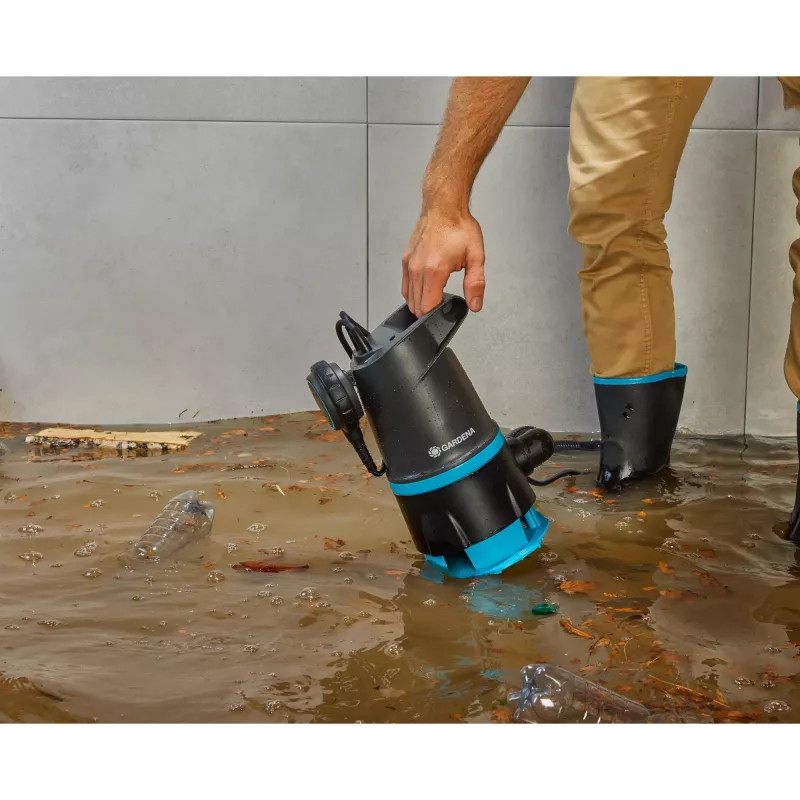Bomba sumergible GARDENA 09018-47 — motor de 550 W para extracción y desvío de agua