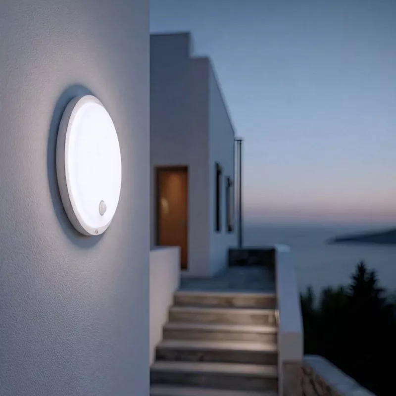 Lámpara LED con sensor PIR MACLEAN MCE525 W — luminaria LED exterior con sensor de movimiento