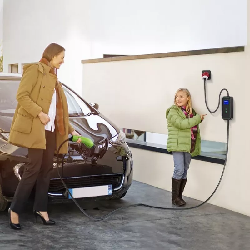 Cargador de coche EV móvil Qoltec ajustable 2en1 Type2 | 7kW | 230V | CEE 3 PIN | Wi-Fi | LCD | portátil | wallbox | 5m