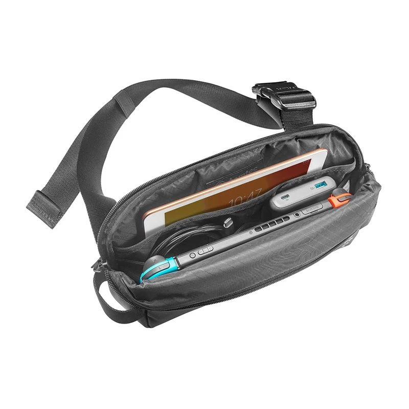 Bandolera Tomtoc Explorer-T21 S — compañera compacta para lo esencial, negra