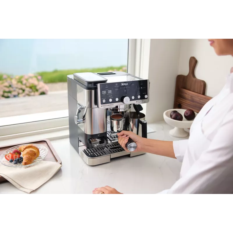 Cafetera espresso Ninja ES701EU – café/espresso semiautomática, molinillo integrado, depósito de agua 2 l, 1650 W, 25 ajustes de molienda, jarra de leche, bomba de 14 bares