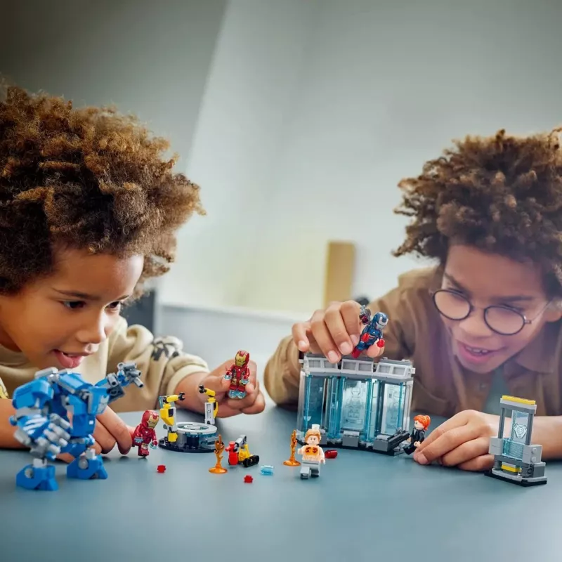 LEGO Marvel Laboratorio Armería de Iron Man 76315 set de juego – 384 piezas, 5 minifiguras, zona de exposición
