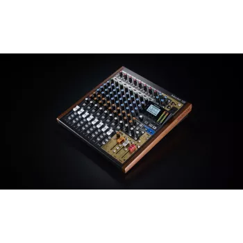 Mezcladora Tascam Model 12 — mesa de mezclas analógica/digital de 12 canales, 24 bits, 48 kHz, USB-C, tarjeta SD, Bluetooth 5.0