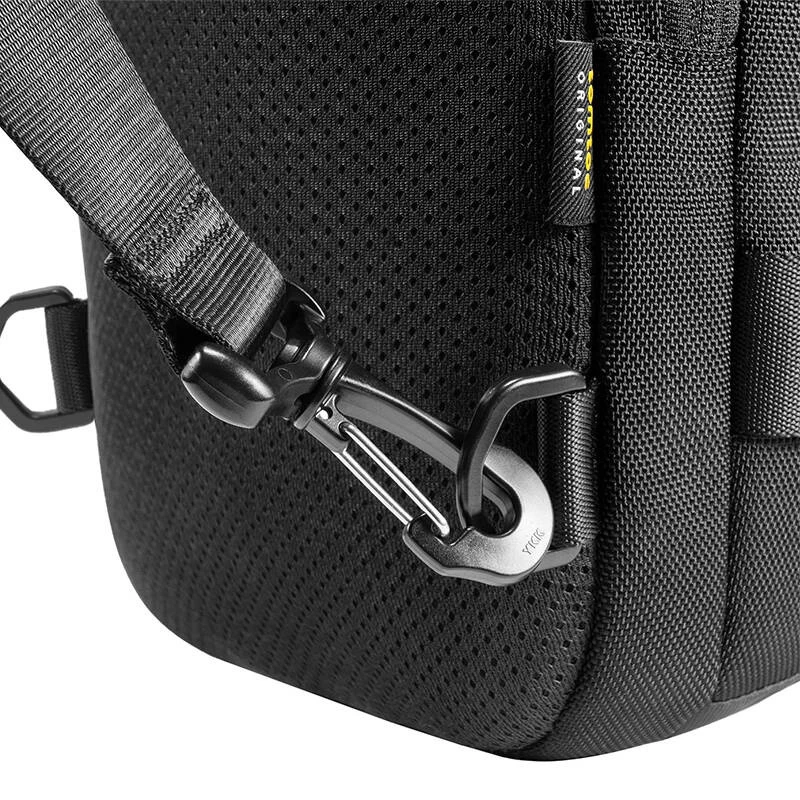 Bandolera Tomtoc Navigator-T24 S — negra, compacta para el día a día
