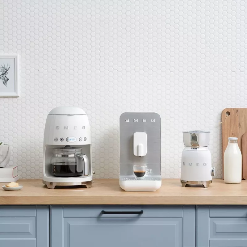 Cafetera de goteo Smeg 1.4L DCF02WHEU Blanca