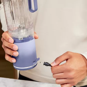 Batidora portátil Ninja BC251EULD — recipiente de 0,57 L, batería 11,1 V, cuchillas de acero inoxidable, lavanda/transparente