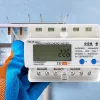 Contador de energía trifásico QOLTEC 50883 Wi‑Fi 400V con pantalla LCD
