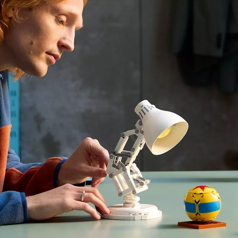 Juguete de construcción LEGO Ideas Modelo 21357 — Luxo Jr., 613 piezas, 290×140×110 mm