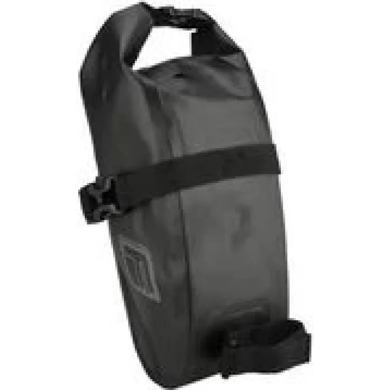 Bolsa de sillín para bicicleta FISCHER Waterproof M — negra, material PVC, espacio de almacenamiento bajo el sillín