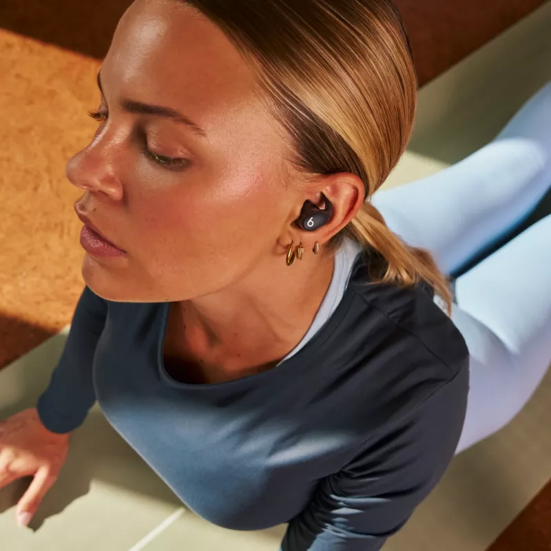 Auriculares inalámbricos in-ear Apple Powerbeats Fit — chip H1, resistente al agua IPX4, cancelación activa de ruido, Dolby Atmos, estuche de carga USB‑C, 30 horas de reproducción