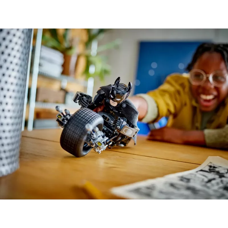 LEGO® DC Batman™: figura construible de Batman y moto 76273