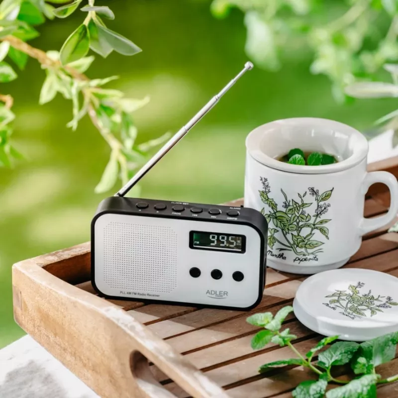 Adler AD 1907 radio digital PLL, AM/FM, 40 presintonías, alarma con repetición, USB-C, batería recargable integrada, conector de 3,5 mm, blanco/negro