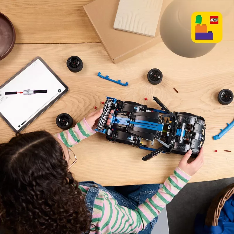 LEGO Technic 42176 Porsche GT4 e-Performance Coche de carreras