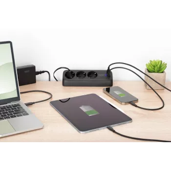 Regleta de enchufes DIGITUS 3 tomas con 2×USB-A y 1×USB-C, 3 tomas AC tipo E/F, cable de 1,5 m, negra