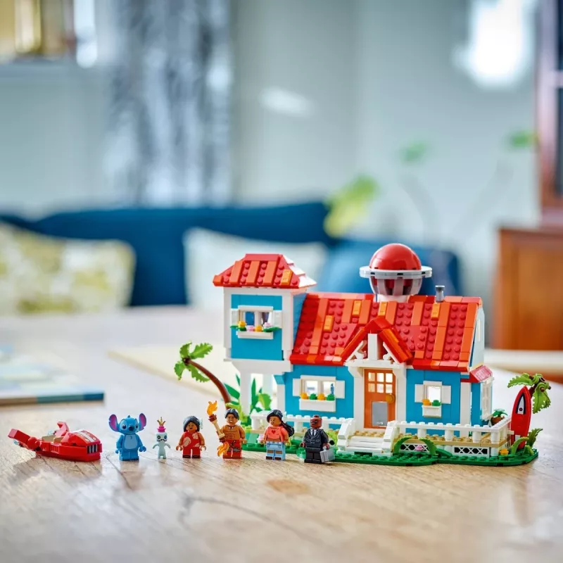 LEGO Disney Set 43268 Casa de la playa – casa modular para construir, 834 piezas, 5 minifiguras, edad 9+