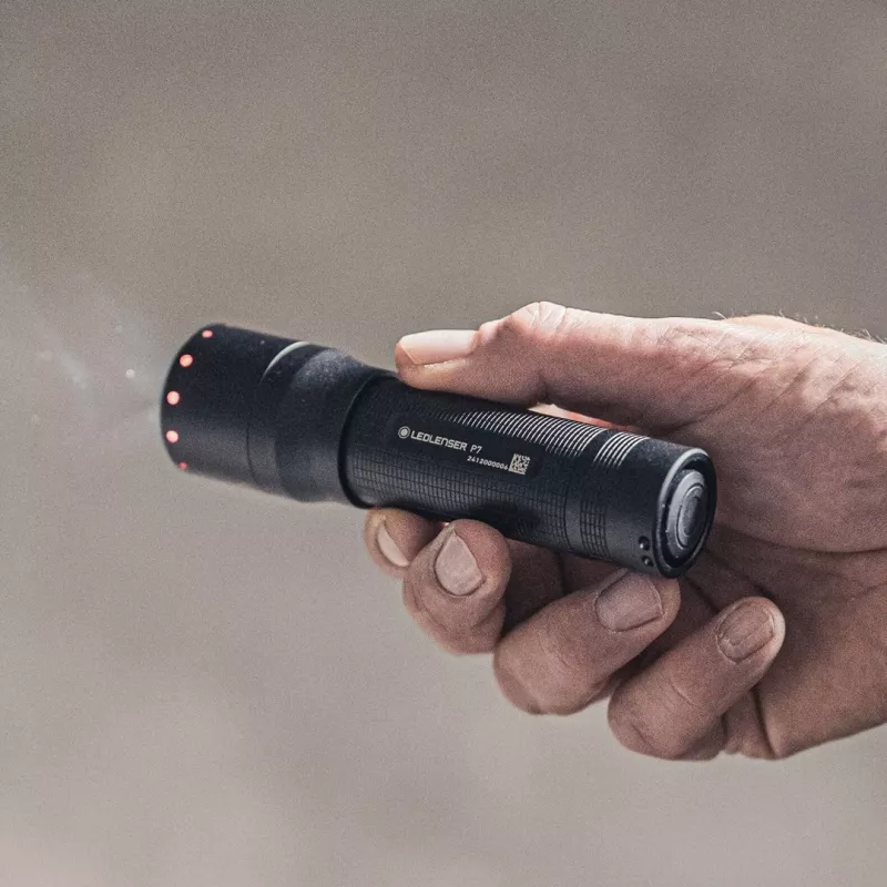 Linterna de mano Ledlenser P7 negra LED
