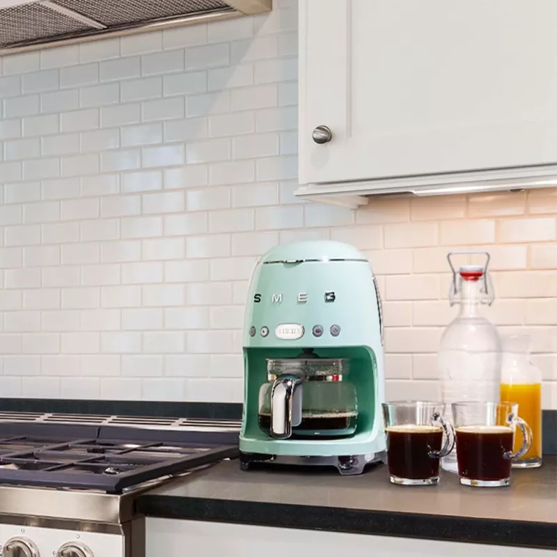 Cafetera SMEG verde pastel DCF02PGEU