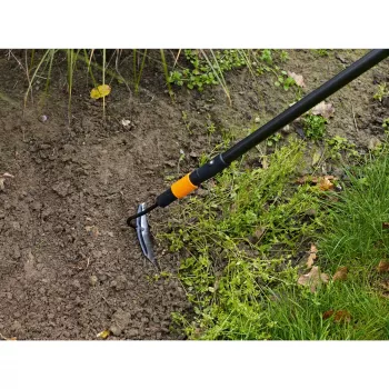 Azada Push Fiskars 1000677 — azada de jardín para el labrado del suelo con mango ergonómico