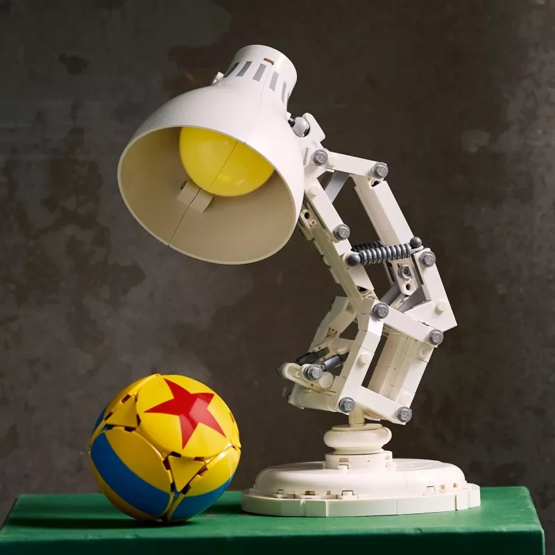 Juguete de construcción LEGO Ideas Modelo 21357 — Luxo Jr., 613 piezas, 290×140×110 mm