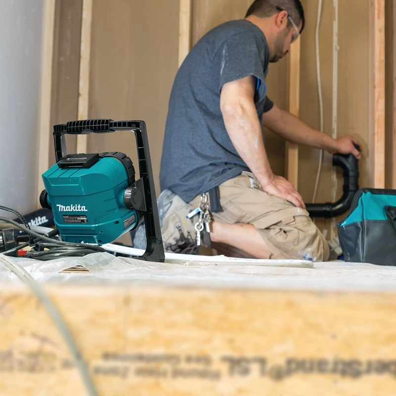MAKITA LÁMPARA 18V/14,4V DEADML805 LED 1150lx/750lm +AC POWER
