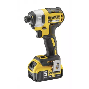 Llave de impacto DeWALT DCF887P2-QW accionamiento 1/4 pulgadas, 18V Li-Ion 5Ah, 205 N·m, 3250 RPM, 2 baterías, cargador, maletín
