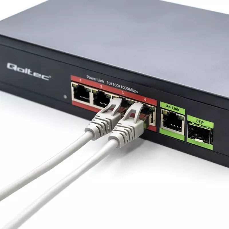 Switch Ethernet PoE QOLTEC 52296 — 4 puertos RJ45 PoE, 1 uplink RJ45