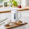 Hervidor eléctrico Adler AD 1379w — 1,7 L, hasta 2200 W, blanco, base 360°, polipropileno