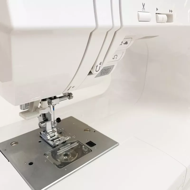 Máquina de coser SINGER Quantum Stylist 9960 — 600 puntadas, 13 programas automáticos de ojal, sistema de brazo libre