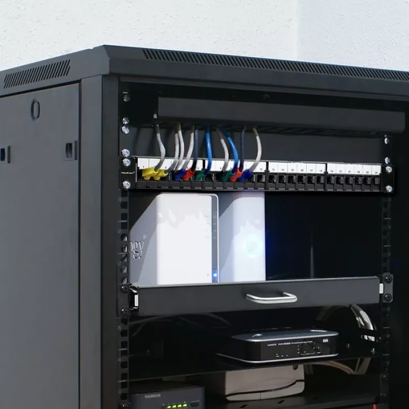 Qoltec 54516 panel de parcheo para rack de 19 pulgadas, 24 puertos, 1U, UTP, negro