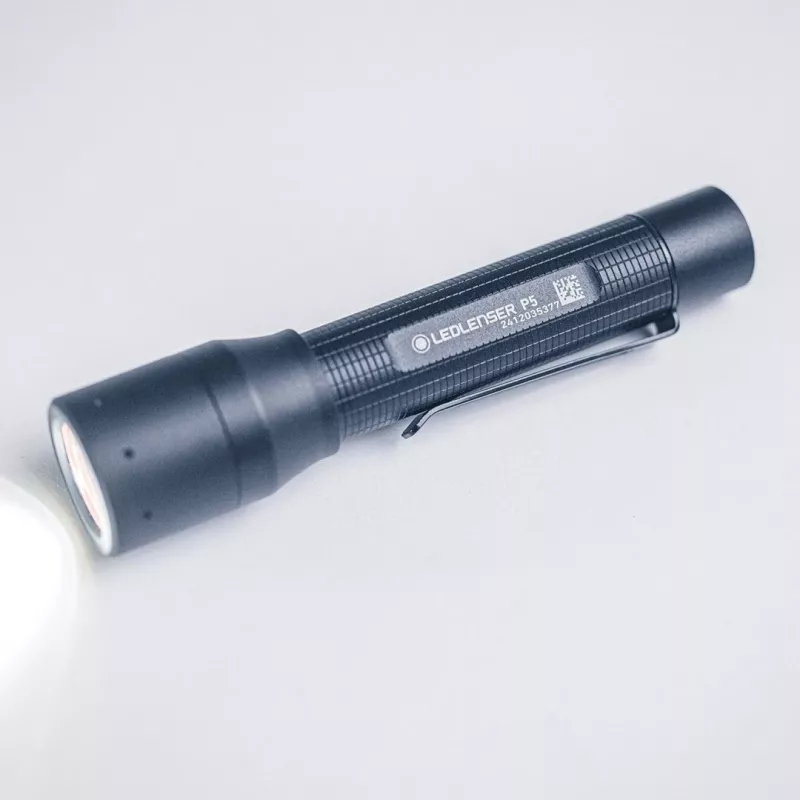 Ledlenser P5 linterna LED con clip, negra