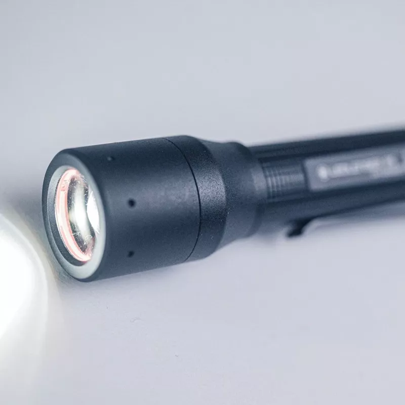 Ledlenser P5 linterna LED con clip, negra