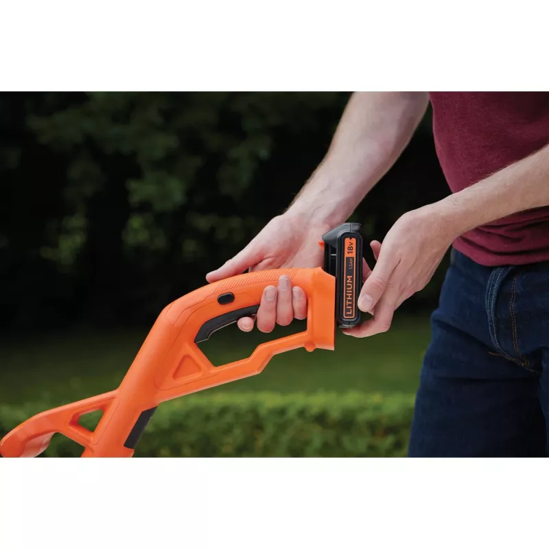 Black+Decker ST1823 cortabordes a batería de 18 V, 25 cm, Li-ion de 1,5 Ah, mango telescópico, naranja/negro