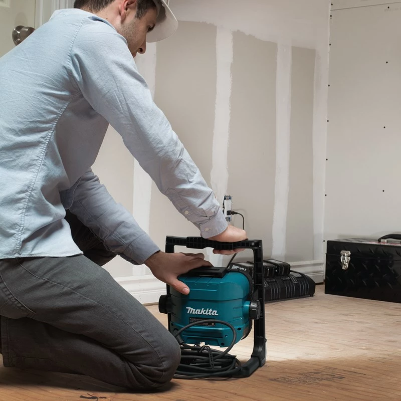 MAKITA LÁMPARA 18V/14,4V DEADML805 LED 1150lx/750lm +AC POWER