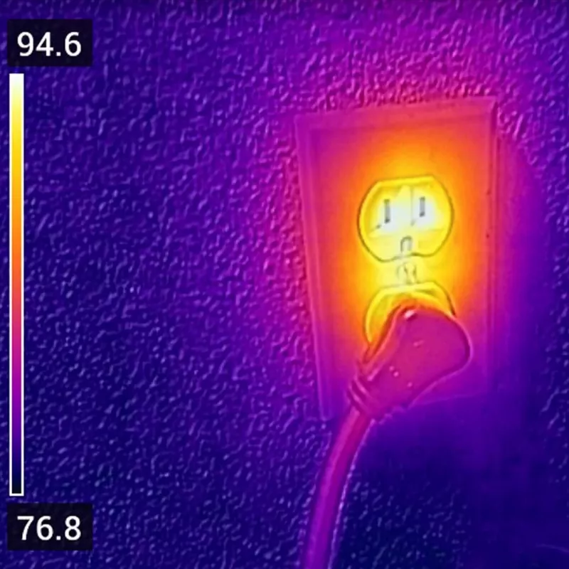 Cámara termográfica compacta FLIR C3-X, matriz de plano focal no refrigerada de óxido de vanadio, 128 x 96 px, pantalla LCD integrada de 640 x 480, Wi-Fi, MSX, 1800 mAh, negra