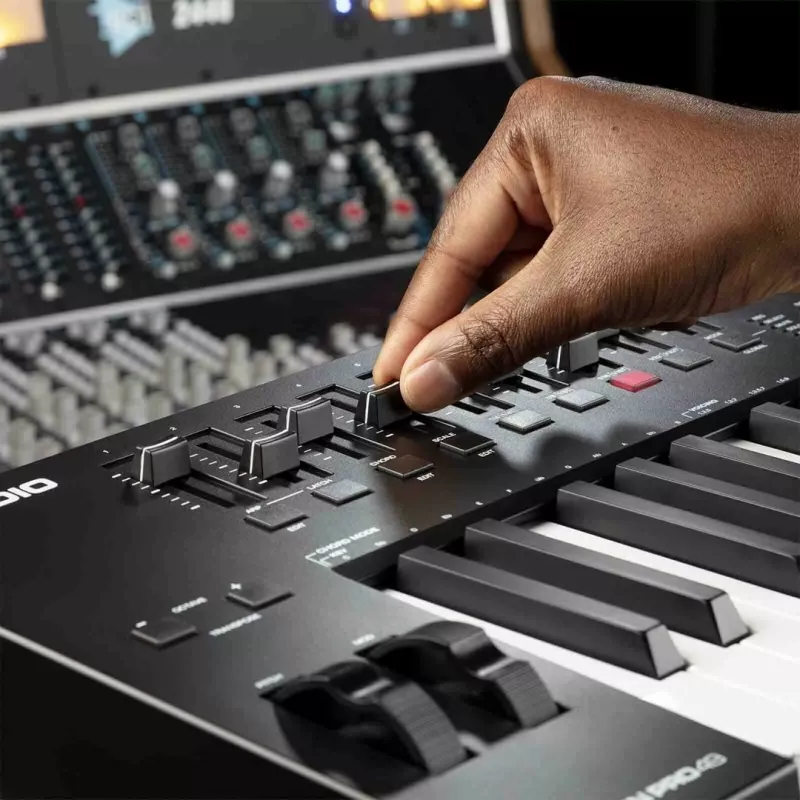 Controlador de teclado MIDI M-Audio Oxygen Pro 49 — 49 teclas, 16 pads, 9 faders, pantalla OLED, USB, MIDI-Out