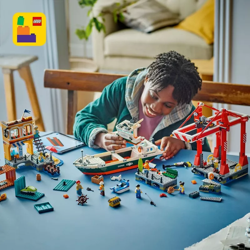 LEGO CITY 60422 Puerto costero con buque de carga