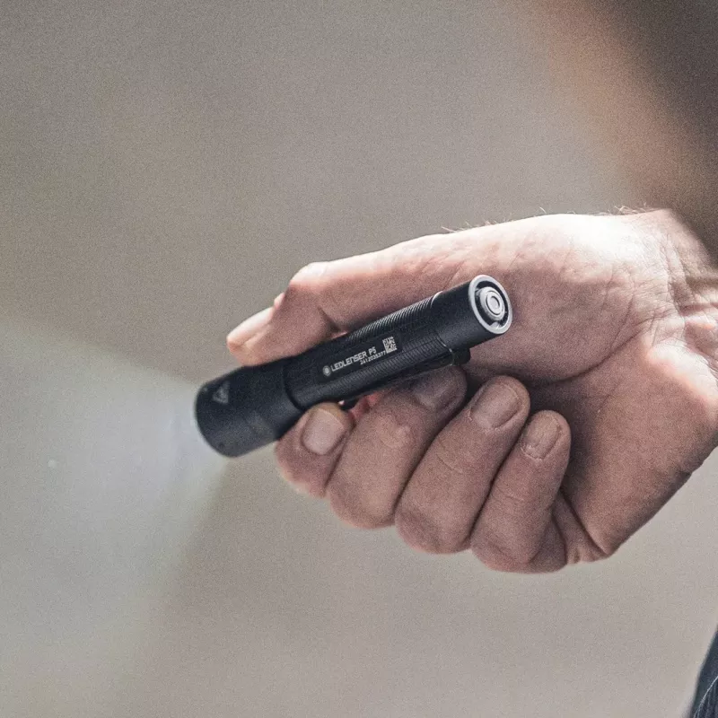 Ledlenser P5 linterna LED con clip, negra