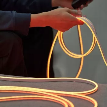 Barra de luz LED Vention PAEWH 2 m, alimentación USB 5 V, RGB con mando a distancia IR, montaje con cinta adhesiva de doble cara